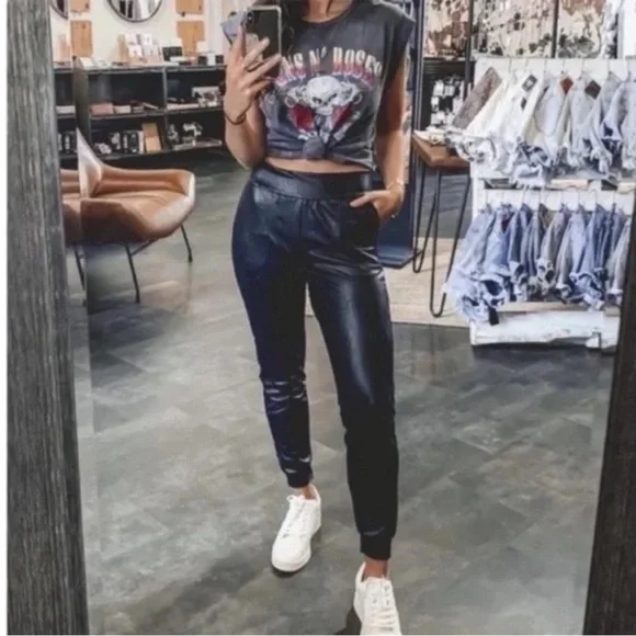 Commando Commando - Picture 10 of 12